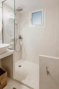 Kúpeľňa v ubytovaní Chrisi Holiday Home - 500 sqm Private Gardens & Nature View - 300m by the sea
