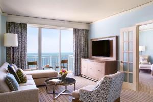 TV a/nebo společenská místnost v ubytování The Ritz-Carlton Key Biscayne, Miami