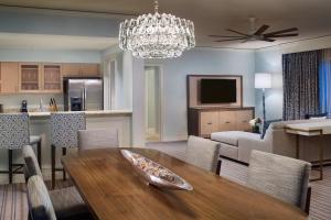 TV a/nebo společenská místnost v ubytování The Ritz-Carlton Key Biscayne, Miami