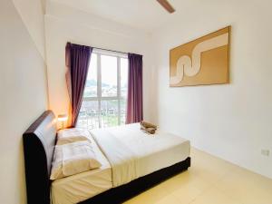 une chambre avec un lit et une grande fenêtre dans l'établissement Somer GoldenHills Cameron Highlands Free Wi-Fi, à Brinchang