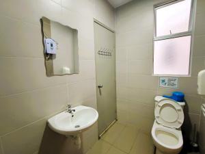 une petite salle de bain avec toilettes et lavabo dans l'établissement Somer GoldenHills Cameron Highlands Free Wi-Fi, à Brinchang 31 autres photos