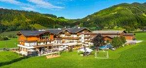 z góry widok na hotel w górach w obiekcie Hotel Taxerhof w mieście Radstadt