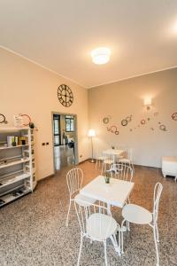 Kuchyňa alebo kuchynka v ubytovaní Hp Fly Hotel Bologna
