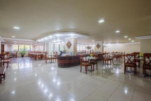 ein Esszimmer mit Tischen und Stühlen in einem Raum in der Unterkunft Copas Executive Hotel in Cascavel