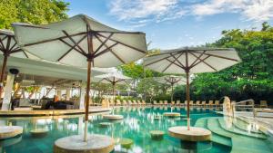 Bazén v ubytování Bali Garden Beach Resort nebo v jeho okolí