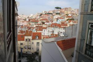 widok na miasto z budynku w obiekcie Aposentos d'El Rei - Mouraria - Checkinhome w Lizbonie