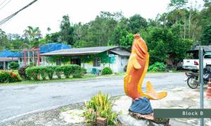 una statua di pesce sul lato di una strada di Betong He Ping Village หมู่บ้านจุฬาภรณ์พัฒนา10 a Betong Altre 36 foto