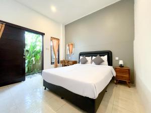 En eller flere senge i et værelse på Adi surya guest house + 35 billeder