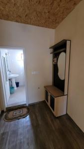 um quarto vazio com uma televisão e um espelho em Nazmir's Guesthouse Shkoder em Shkodër