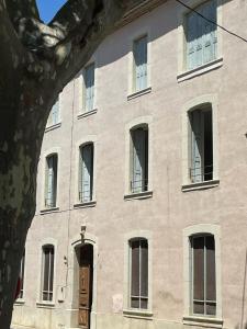 ペリアック・ド・メールにあるLa grande maison roseの窓とドアのある大きなレンガ造りの建物