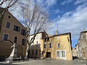 ペリアック・ド・メールにあるLa grande maison roseの通りの木と建物