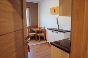 Kuhinja ili čajna kuhinja u objektu CLAUS RESCH APPARTEMENTS - E-Bike, Wandern, Minigolf, Familie, Urlaub an der Weinstraße
