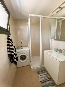 Un baño con lavadora y lavadora. en Ocean View Beach, en San Agustín