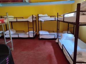 Ένα ή περισσότερα κρεβάτια σε δωμάτιο στο Shrushthee Hostel