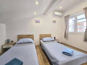 Кровать или кровати в номере Apartmani Krnić