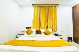 Postel nebo postele na pokoji v ubytování DIPLOMAT REGENCY