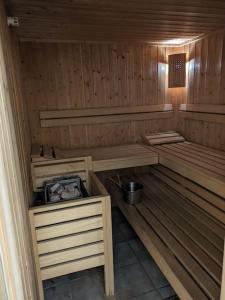 una sauna vacía con un cubo dentro en Schindlhaus, en Grossarl