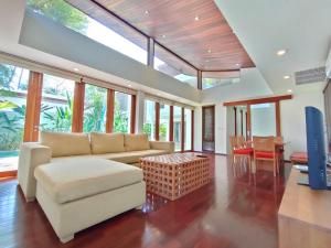 Pranaluxe 4 Bedroom Pool Villa C7にあるシーティングエリア