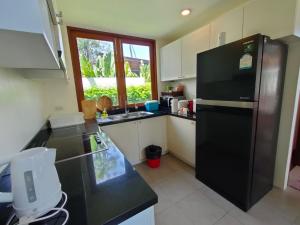 Pranaluxe 4 Bedroom Pool Villa C7にあるキッチンまたは簡易キッチン