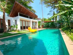 Pranaluxe 4 Bedroom Pool Villa C7の敷地内または近くにあるプール