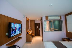 TV a/nebo společenská místnost v ubytování A Hotel Simply