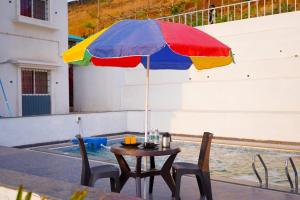 Swimmingpoolen hos eller tæt på The Serenity Resort Panchgani