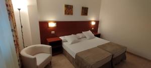 pokój hotelowy z łóżkiem i krzesłem w obiekcie Hotel Torres Touriño w mieście Sanxenxo +37 zdjęć