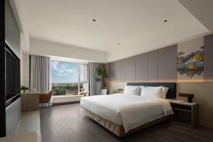 BlueVisual Hotel Zhengzhou Airport客房内的一张或多张床位