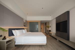 BlueVisual Hotel Zhengzhou Airport客房内的一张或多张床位