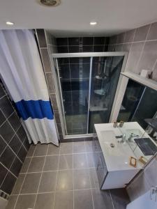 Koupelna v ubytování Jetez l'ancre - Balcon sur le cœur de Saint-Gilles les Bains