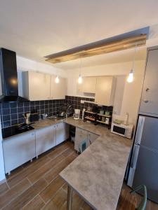 Kuchyň nebo kuchyňský kout v ubytování Jetez l'ancre - Balcon sur le cœur de Saint-Gilles les Bains + 5 fotografií