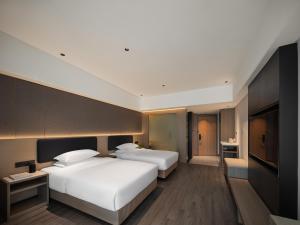 BlueVisual Hotel Zhengzhou Airport客房内的一张或多张床位