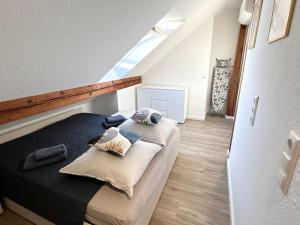 a bedroom with two beds in a attic at LGH-Moderne, ruhige Wohnung, Nähe zum Flughafen und Autobahn, 24h-self-check-in, vollausgestattet, DisneyPlus, Waschmaschine in Langenhagen