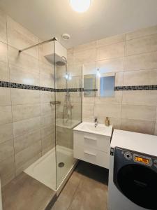 Un baño con ducha de cristal y lavabo. en Heart of the Old City - Nice, en Niza 16 fotos más