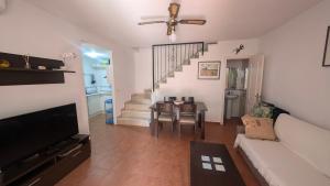 ベラにあるNaturista Vera Playaのソファのあるリビングルームとダイニングルーム