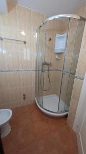 ベラにあるNaturista Vera Playaのシャワー、トイレ、洗面台付きのバスルーム