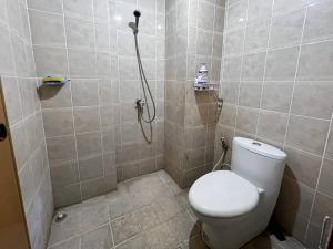 Koupelna v ubytování Apt Pinewood 2BR with Pool n Wi-Fi by 2ndHome
