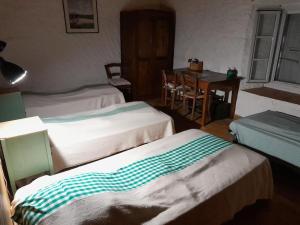 Postel nebo postele na pokoji v ubytování Au bord du Doux, moulin isolé, rustique