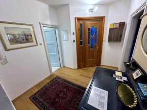Μια τηλεόραση ή/και κέντρο ψυχαγωγίας στο Rosi's Ferienwohnung 2to8