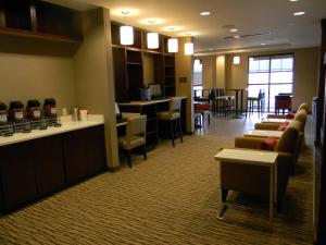 Restaurant o un lloc per menjar a Comfort Suites-Youngstown North