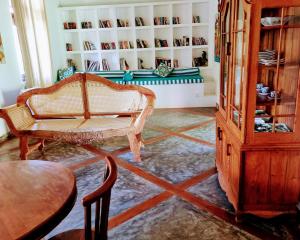 Posezení v ubytování Ardeen Villa - superb 3 bedroom beachfront for 6, BB, free pick up for 7 night stays arriving together, fully serviced, taxes included