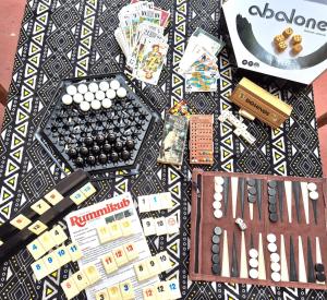 una mesa cubierta con un tablero con un juego de monopolio en Association Humanitaire Keur Mama Africa, en Saint-Louis 18 fotos más