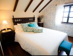 A bed or beds in a room at Hotel Rural Cabo Busto