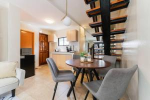Una cocina y un comedor con mesa y sillas. en Furnished 3BR Townhouse Near Cebu IT Park with Parking, Fast WiFi, Netflix and More, en Cebú 37 fotos más