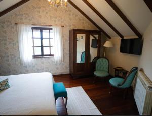 A bed or beds in a room at Hotel Rural Cabo Busto
