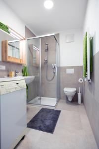 ヴィピテーノにあるApartment Weiss-Spitzのシャワー、洗面台、トイレ付きのバスルーム