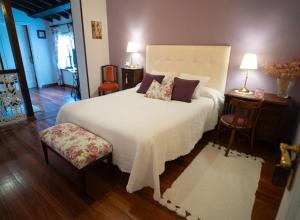 A bed or beds in a room at Hotel Rural Cabo Busto