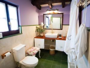 A bathroom at Hotel Rural Cabo Busto