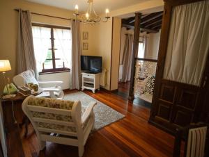 A television and/or entertainment centre at Hotel Rural Cabo Busto
