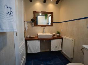 A bathroom at Hotel Rural Cabo Busto Még 37 kép
